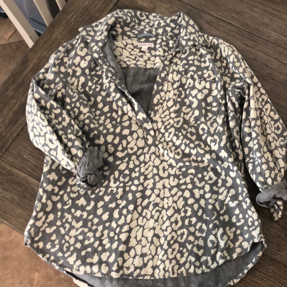 Half button down long sleeve shirt. Size L.